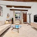 Cozy Apt With Smart Tv, Elevator & Equipped Kitchen