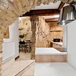 Cozy Apt With Smart Tv, Elevator & Equipped Kitchen